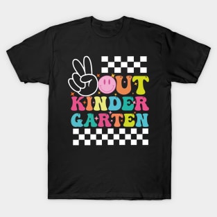 Peace Out Kindergarten, Last Day of School, End of School, Retro Wavy Text, Dots Doodle T-Shirt